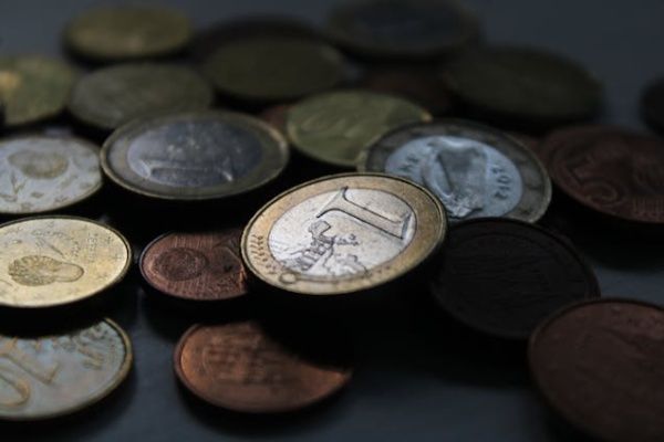 How many euros minimum wage do we expect at the threshold of the Eurozone?