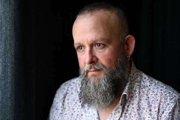 Писател, рекламист, адаптивен, непокорен, вярващ на интуицията си
