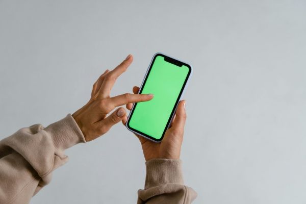Открий SWIPE революцията в CareerDailyNews.com – ново мобилно изживяване