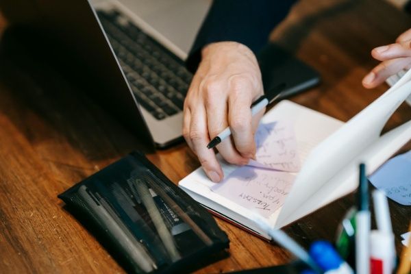 Защо допускаме навикът да ни управлява на работното място?