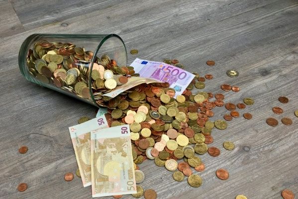 Който и каквото и да ти говори, става дума за пари
