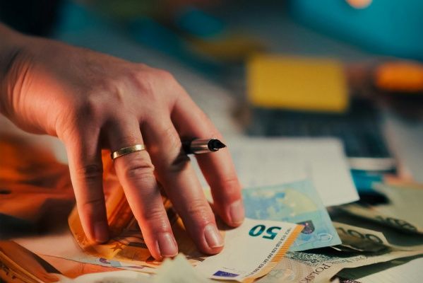 Колко ни струва да работим: скритите разходи на работното място